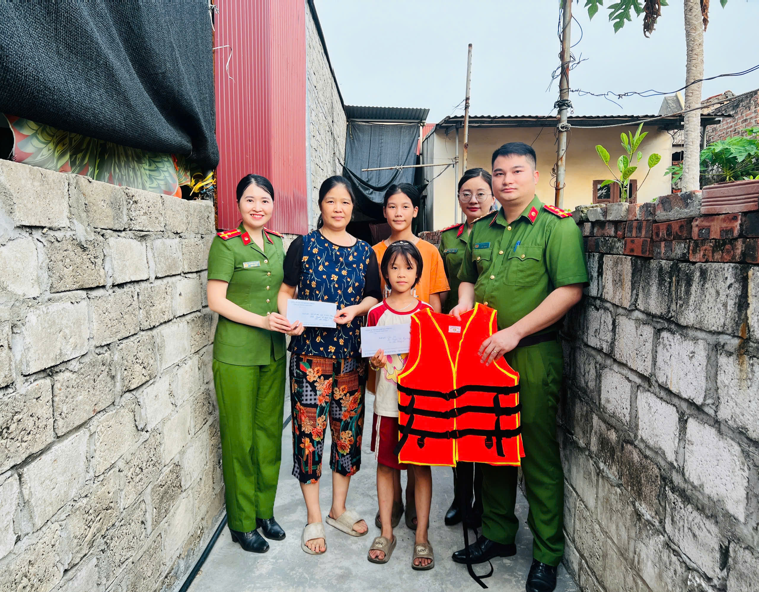 Công an phường Kinh Môn trao kinh phí hỗ trợ 04 cháu thuộc chương trình 